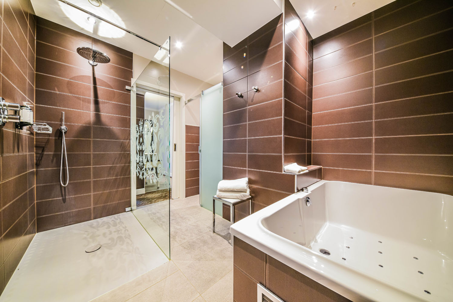 suite wellness avec bain à bulles duo en chambre